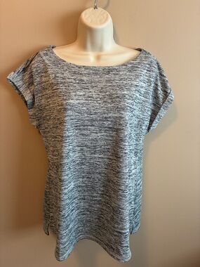 Heathered Gray Women’s Scoop Neck Short Sleeve Top